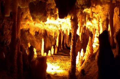 beleuchtete Höhle