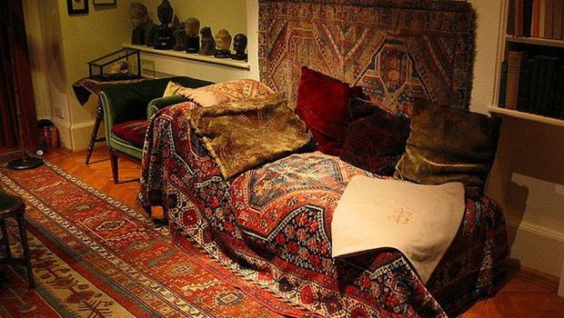 Couch mit orientalischen Teppichen