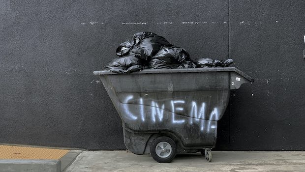 Muelltonne vor grauer Wand Cinema