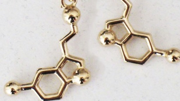 Serotonin-Molekül als Schmuck