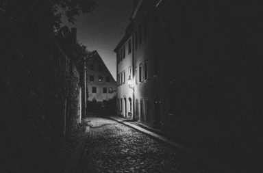 Strasse bei Nacht, Kopfstein, schwarzweiß