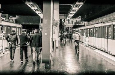 U-Bahn Station mit Menschen, schwarzweiß