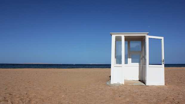 Weisses Haus am Strand blauer Himmel