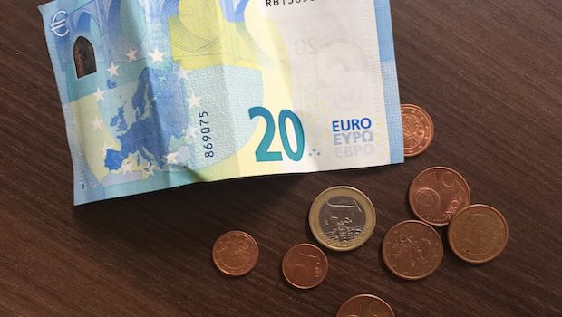 Zwanzig-Euro-Schein und Münzen